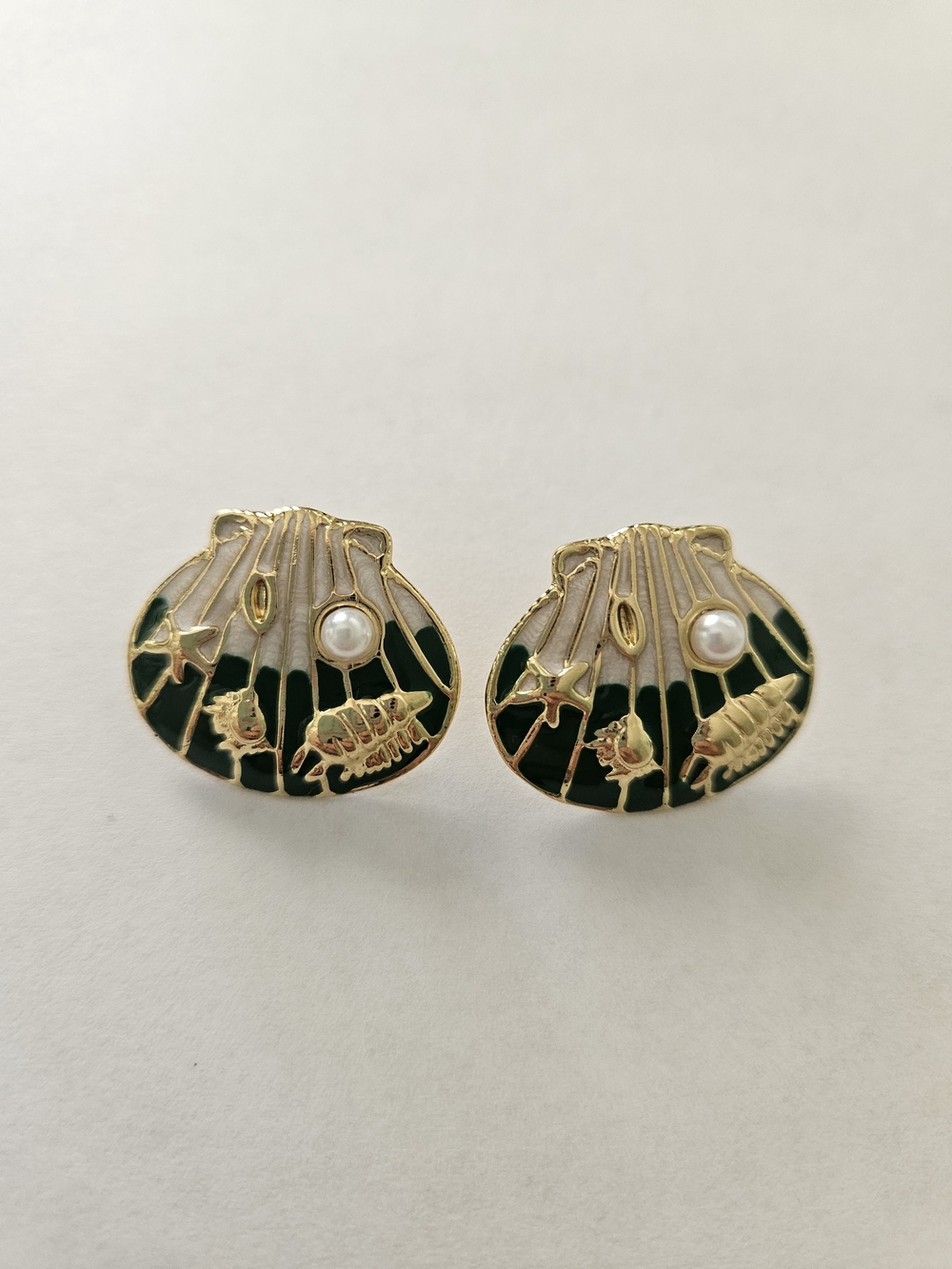 NEW Gold and Green Shell Motif Earrings with Pearl Accent Preppy Summer Feminine - Picture 2 of 4